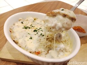 Ngopi Sambil Makan Nasi Ayam Mozzaru, Asyik Juga! Ngopi Sambil Makan Nasi Ayam Mozzaru, Asyik Juga!