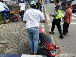 Polisi Tilang Motor Berpelat Generasi Micin dan Kids Zaman Now