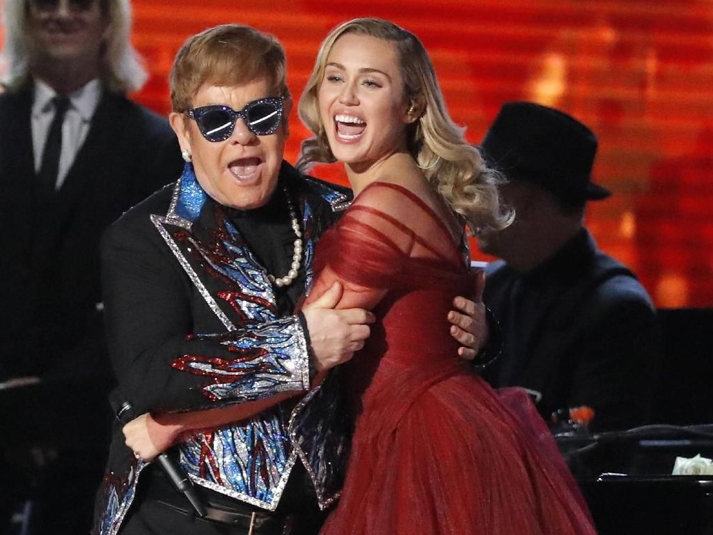 Elton John Gandeng Miley Cyrus Bawakan Tiny Dancer Elton John Gandeng Miley Cyrus Bawakan Tiny Dancer