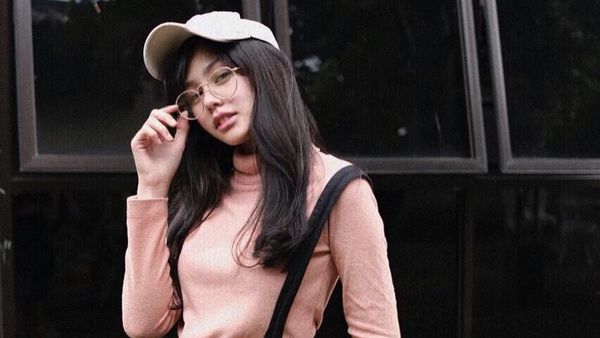 Foto: Gaya Casual Stylish Vanesha Prescilla, Pemeran Milea di Dilan 1990