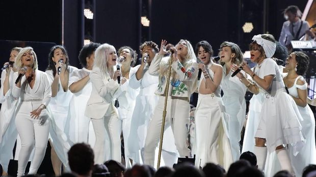 Kesha tampil di Grammy Awards 2018. 