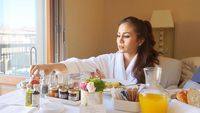 Intip Keseruan Momo Geisha Cicip Makanan Enak Saat Traveling