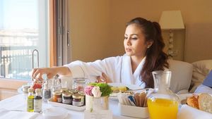 Intip Keseruan Momo Geisha Cicip Makanan Enak Saat Traveling