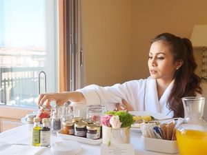 Intip Keseruan Momo Geisha Cicip Makanan Enak Saat Traveling