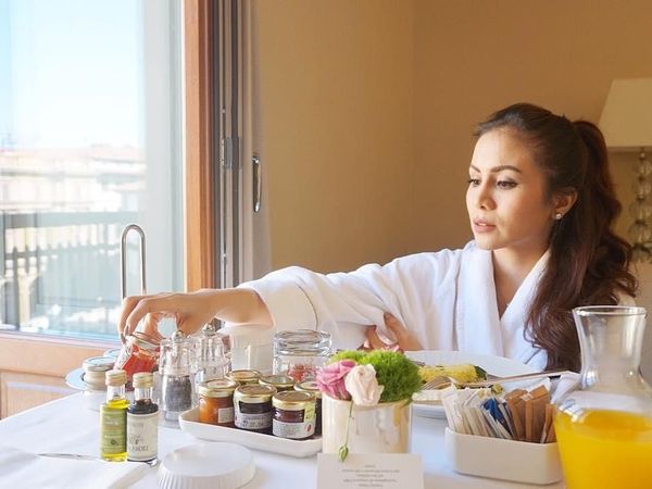 Intip Keseruan Momo Geisha Cicip Makanan Enak Saat Traveling