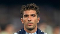 Di Timnas Italia, Buffon melakukan debut di usia 19 tahun. Dia masuk lapangan menggantikan Gianluca Pagliuca yang cedera di leg pertama Playoff Kualifikasi Piala Dunia 1998 kontra Rusia (Alex Livesey /Allsport).