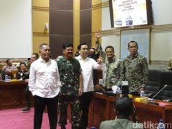 Pakai Baju Loreng, Marsekal Hadi Rapat Perdana dengan Komisi I DPR