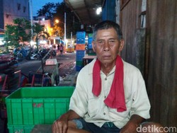 Cerita Mamat, Belasan Tahun Mengayuh Becak di Angke