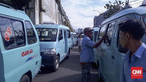 Sopir Angkot Tanah Abang Kembali Demo Tutup Jalan Jatibaru