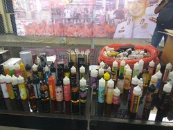 Polisi Tangkap Penjual Rokok Elektrik, Ratusan Botol Likuid Disita