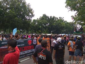 Driver Taksi Online: Kita Bertahan Sampai Permenhub Batal Driver Taksi Online: Kita Bertahan Sampai Permenhub Batal