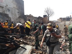 TNI-Polri Bantu Warga Bersihkan Puing Sisa Kebakaran di Tamansari