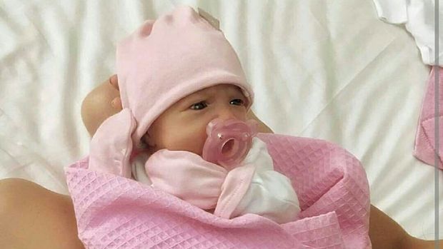 aksi para bayi dengan dot