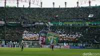 Persebaya mendapat dukungan penuh dari Bonek saat menjalani laga penentuan Grup C itu. (Foto: Deny Prastyo Utomo/detikcom)