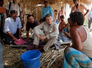 Ketika Bill Gates Tinggalkan Kemewahan di Kampung Kumuh India