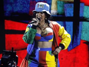 Pamer Perut Berbulu di Grammy Awards 2018, Cardi B Dihujat Netizen