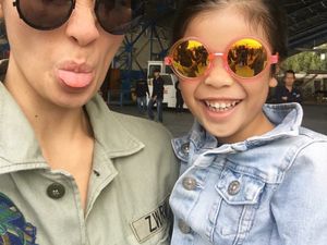 Kecenya Marsha Timothy Saat Jalan Bareng Putrinya