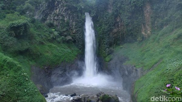 Foto: Air Terjun Berubah Warna di Banjarnegara