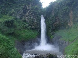 Air Terjun di Banjarnegara Ini Bisa Berubah Warna