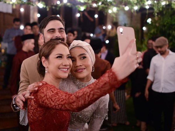 Penyanyi Malaysia Yuna Menikah dengan Adik Ipar BCL, Ini Gaya Hijabnya