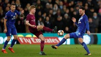 Cardiff menyumbang satu pemain lagi. Sean Morrison (kanan) melakukan pelanggaran berbuah penalti 3 kali musim 2018/2019. (Foto: Andrew Boyers/Action Images via Reuters)
