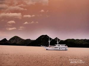 Mengejar Senja Dramatis di Pulau Kalong
