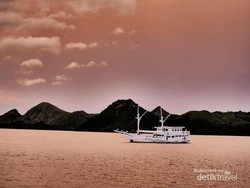 Mengejar Senja Dramatis di Pulau Kalong