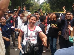 Tunggu Rekannya Berunding dengan Kemenhub, Aliando Dangdutan