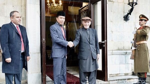 Foto: Jokowi Tiba di Afghanistan Beberapa Jam Setelah Ledakan