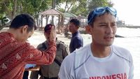 Gaya Sandiaga Renang di Sela-sela Ngantor di Pulau Bidadari