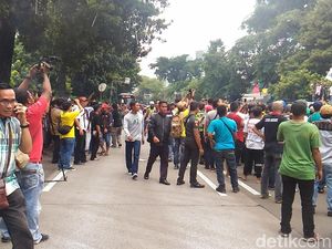 Aliando Geser ke Kantor Kemenhub, Kendaran Melintas di Busway