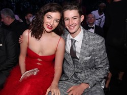 Pesan #MeToo Lorde dari Gaun Merahnya