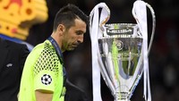 Namun begitu, Buffon masih punya rasa penasaran besar terhadap Liga Champions karena dia belum sekalipun jadi juara di ajang bergengsi itu. Dua kali masuk final, dua kali dia kalah (Valerio Pennicino/Getty Images)