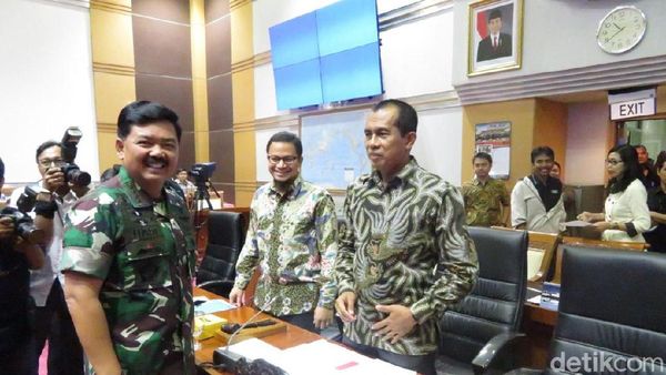 Foto: Marsekal Hadi Berseragam Loreng Saat Rapat Perdana di DPR