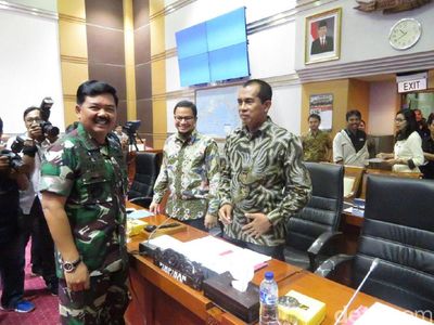Foto: Marsekal Hadi Berseragam Loreng Saat Rapat Perdana di DPR