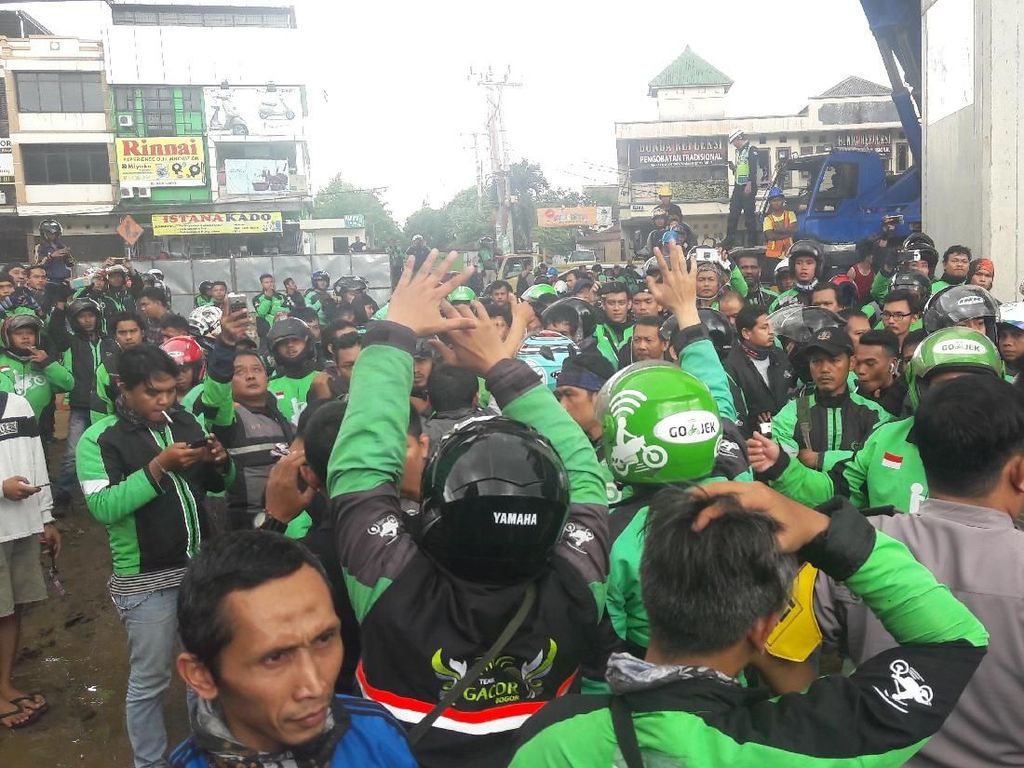 Dilarang Kirim Order Makanan, Ojol Vs Opang Nyaris Bentrok di Bogor Dilarang Kirim Order Makanan, Ojol Vs Opang Nyaris Bentrok di Bogor