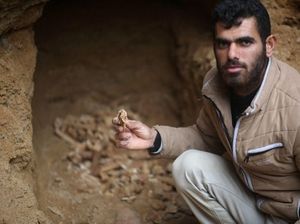 Warga Gaza Temukan Makam Kuno di Kebun Rumahnya