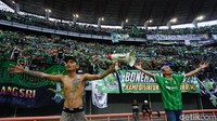 Koreografi disuguhkan bonek selama mendukung tim asuhan Alvredo Vera saat melawan Madura United. (Foto: Deny Prastyo Utomo/detikcom)