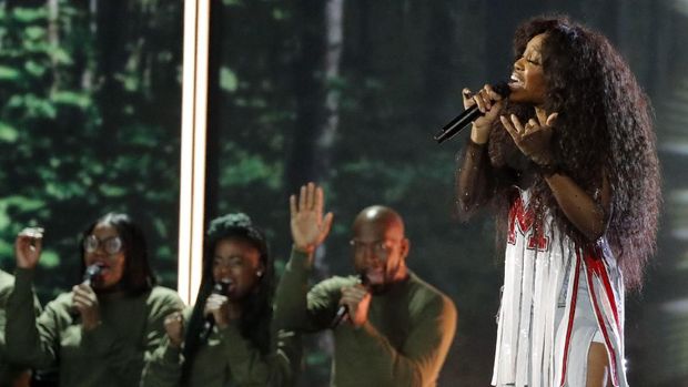SZA menampilkan 'Love Galore' di panggung Grammy.