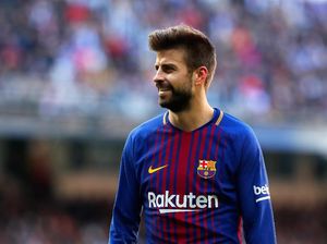 Pique Pilih Messi atau Maradona?