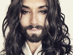 Tranformasi Conchita, Penyanyi Berjanggut yang Dulu Feminin Kini Maskulin