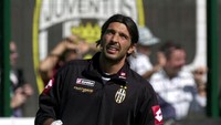 Pada musim panas 2001, Buffon meninggalkan Parma dan bergabung dengan Juventus. Dia diboyong ke Turin dengan biaya 50 juta euro, yang membuatnya jadi kiper termahal dunia. Di musim pertamanya, Buffon langsung mempersembahkan Scudetto untuk Bianconeri (Getty Images)