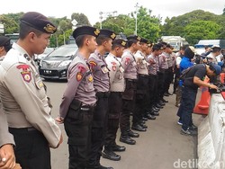 Bawa Poster Tolak Permenhub, Aliando Orasi di Taman Pandang Istana