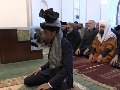 Potret Jokowi Jadi Imam Salat Presiden Ghani dan Ulama Afghanistan