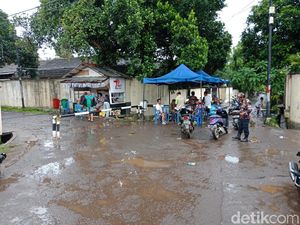 Tolak Pengosongan Rumah, Warga Tanah Kusir Kembali Berjaga Tolak Pengosongan Rumah, Warga Tanah Kusir Kembali Berjaga