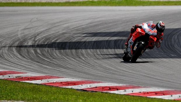 Jorge Lorenzo menjadi yang tercepat pada tes resmi MotoGP 2018 di Sepang.