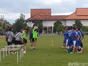 Pelatih Persib Harapkan Skuatnya Segera Komplet
