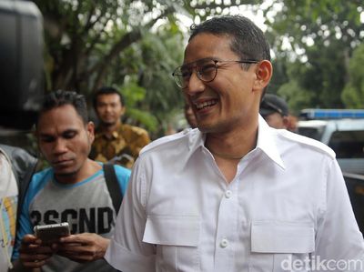 Foto: Berkalung dan Berseragam Gerindra, Sandi Penuhi Panggilan Polda