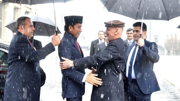 Foto: Hangatnya Pertemuan Jokowi-Presiden Ghani di Dinginnya Salju