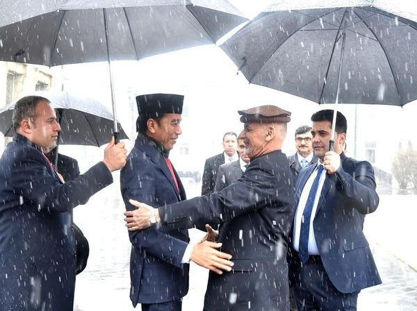Foto: Hangatnya Pertemuan Jokowi-Presiden Ghani di Dinginnya Salju